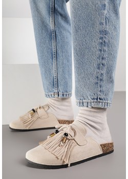 Beżowe Klapki Mule z Imitacji Zamszu Zdobione Koralikami i Frędzlami Elwedena ze sklepu born2be.pl w kategorii Klapki damskie - zdjęcie 187386368