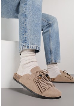 Ciemnobeżowe Klapki Mule z Imitacji Zamszu Zdobione Koralikami i Frędzlami Elwedena ze sklepu born2be.pl w kategorii Klapki damskie - zdjęcie 187386375