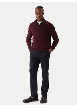 Tommy Hilfiger Sweter Essential MW0MW37331 Bordowy Regular Fit ze sklepu MODIVO w kategorii Swetry męskie - zdjęcie 187388468