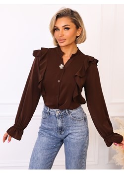 KOSZULA  Z FALBANAMI I OZDOBNĄ BROSZKĄ- CZEKOLADOWA ze sklepu olika.com.pl w kategorii Koszule damskie - zdjęcie 187389717