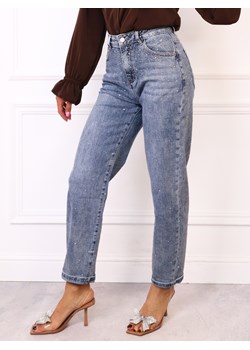 SPODNIE JEANSOWE MOM FIT ZDOBIONE CYRKONIAMI- NIEBIESKIE ze sklepu olika.com.pl w kategorii Jeansy damskie - zdjęcie 187389755
