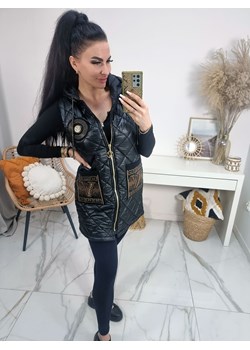 długa pikowana kamizelka bezrękawnik influence z kapturem i cyrkoniami – czarna ze sklepu STYLOWO w kategorii Kamizelki damskie - zdjęcie 187390156