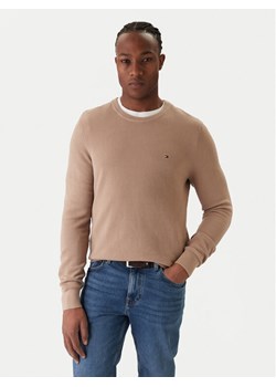 Tommy Hilfiger Sweter Essential MW0MW36347 Beżowy Regular Fit ze sklepu MODIVO w kategorii Swetry męskie - zdjęcie 187393069