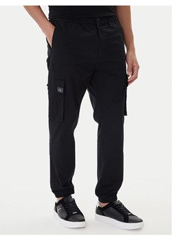 Calvin Klein Jeans Joggery Comfort LV04RD608G Czarny Skinny Fit ze sklepu MODIVO w kategorii Spodnie męskie - zdjęcie 187393096