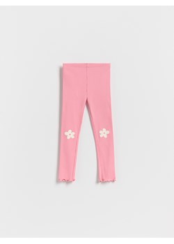 Reserved - Prążkowane legginsy z nadrukiem - różowy ze sklepu Reserved w kategorii Spodnie dziewczęce - zdjęcie 187395639