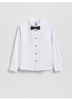 Reserved - Elegancka koszula z muchą - biały ze sklepu Reserved w kategorii Koszule chłopięce - zdjęcie 187395727