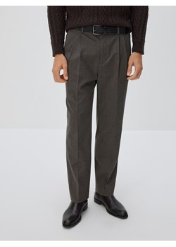 Reserved - Spodnie z plecionym paskiem - ciemnoszary ze sklepu Reserved w kategorii Spodnie męskie - zdjęcie 187395899