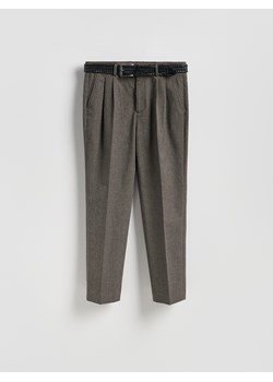 Reserved - Spodnie z plecionym paskiem - ciemnoszary ze sklepu Reserved w kategorii Spodnie męskie - zdjęcie 187474248