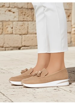 Loafers damskie Callista beżowe na koturnie z frędzlami skóra eko zamsz ze sklepu royalfashion.pl w kategorii Mokasyny damskie - zdjęcie 187476227