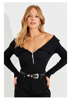 Cool and sexy Koszulka w kolorze czarnym ze sklepu Limango Polska w kategorii Bluzki damskie - zdjęcie 187484439