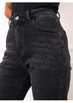 SPODNIE JEANSOWE MOM FIT ZDOBIONE CYRKONIAMI- CZARNE ze sklepu olika.com.pl w kategorii Jeansy damskie - zdjęcie 187485109