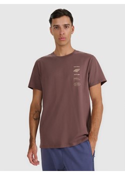 Męski t-shirt z nadrukiem 4F 4FWAW25TTSHM2402 - brązowy ze sklepu Sportstylestory.com w kategorii T-shirty męskie - zdjęcie 187490056