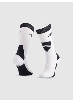 Chłopięce skarpetki narciarskie 4F 4FJWAW25UFSOM224 - białe ze sklepu Sportstylestory.com w kategorii Skarpetki dziecięce - zdjęcie 187490197