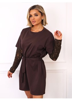 SUKIENKA Z WIĄZANIEM W PASIE I KORONKOWYMI RĘKAWAMI- CZEKOLADOWA ze sklepu olika.com.pl w kategorii Sukienki - zdjęcie 187495465