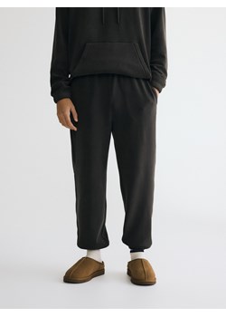 Reserved - Polarowe spodnie regular - oliwkowy ze sklepu Reserved w kategorii Spodnie damskie - zdjęcie 187496718