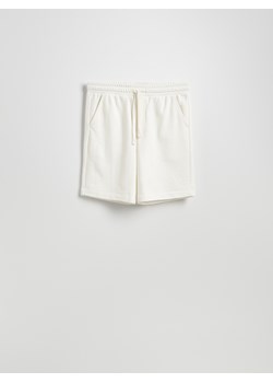 Reserved - Dresowe szorty regular fit - złamana biel ze sklepu Reserved w kategorii Spodenki męskie - zdjęcie 187496899