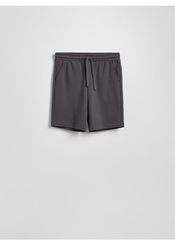 Reserved - Dresowe szorty regular fit - ciemnoszary ze sklepu Reserved w kategorii Spodenki męskie - zdjęcie 187503509