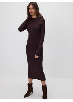 Reserved - Prążkowana sukienka z wiskozą - ciemnobrązowy ze sklepu Reserved w kategorii Sukienki - zdjęcie 187510446