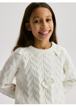 Reserved - Dzianinowy sweter z kokardami - złamana biel ze sklepu Reserved w kategorii Swetry dziewczęce - zdjęcie 187511716