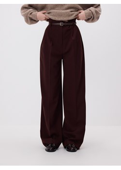 Reserved - Spodnie z paskiem - burgundowy ze sklepu Reserved w kategorii Spodnie damskie - zdjęcie 187511869