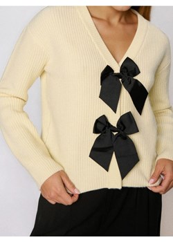 Sinsay - Prążkowany sweter z ozdobnymi kokardami - kremowy ze sklepu Sinsay w kategorii Swetry damskie - zdjęcie 187513467