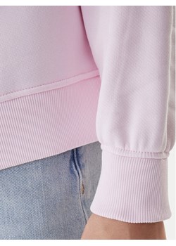 Tommy Jeans Bluza Badge DW0DW17325 Różowy Regular Fit ze sklepu MODIVO w kategorii Bluzy damskie - zdjęcie 187516475