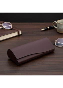 Etui na okulary korekcyjne zamykane na magnes STHC-93B brązowe ze sklepu Stylion w kategorii Etui - zdjęcie 187517958