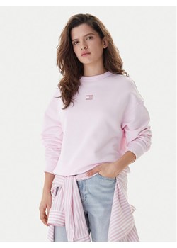Tommy Jeans Bluza Badge DW0DW17325 Różowy Regular Fit ze sklepu MODIVO w kategorii Bluzy damskie - zdjęcie 187519948