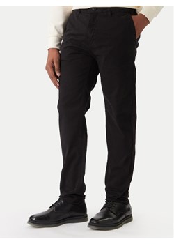Guess Jeans Chinosy M4YB33 WGB5A Czarny Regular Fit ze sklepu MODIVO w kategorii Spodnie męskie - zdjęcie 187521427