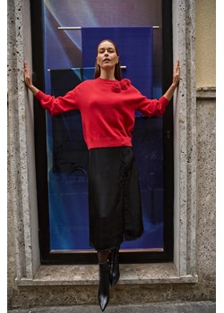 Sweter z różą czerwony ze sklepu Moodo.pl w kategorii Swetry damskie - zdjęcie 187521818