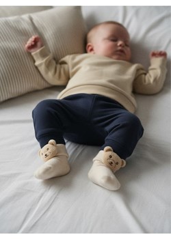 Sinsay - Prążkowane skarpetki antypoślizgowe z elementami 3D - beżowy ze sklepu Sinsay w kategorii Skarpetki dziecięce - zdjęcie 187523449