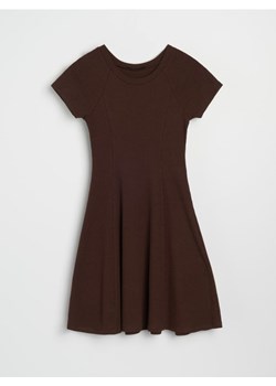Sinsay - Prążkowana sukienka mini - brązowy ze sklepu Sinsay w kategorii Sukienki - zdjęcie 187523477