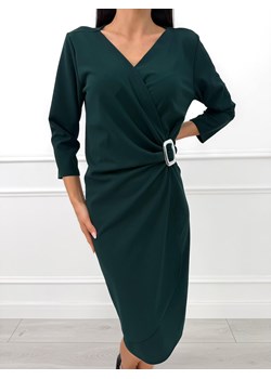 Ciemnozielona Kopertowa Sukienka z Ozdobną Klamrą ze sklepu ModnaKiecka.pl w kategorii Sukienki - zdjęcie 187523816