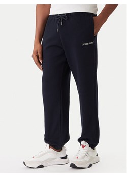 Guess Jeans Spodnie dresowe M6RB70 KCPR1 Granatowy Regular Fit ze sklepu MODIVO w kategorii Spodnie męskie - zdjęcie 187526346