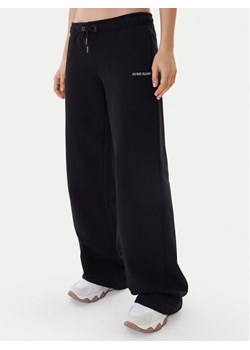 Guess Jeans Spodnie dresowe W6RB52 K68I4 Czarny Regular Fit ze sklepu MODIVO w kategorii Spodnie damskie - zdjęcie 187526377