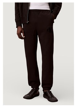 Calvin Klein Jeans Spodnie dresowe 350GSM FLEECE GIFT G Czarny Casual Fit ze sklepu MODIVO w kategorii Spodnie męskie - zdjęcie 187526397