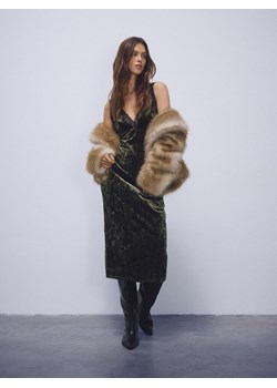 Reserved - Welurowa sukienka midi - zielony ze sklepu Reserved w kategorii Sukienki - zdjęcie 187527449