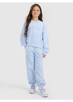 Dziewczęce spodnie dresowe joggery 4F 4FJRAW25TTROF1642 - niebieskie ze sklepu Sportstylestory.com w kategorii Spodnie dziewczęce - zdjęcie 187528619