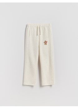 Reserved - Spodnie dresowe ze świątecznym haftem - złamana biel ze sklepu Reserved w kategorii Spodnie dziewczęce - zdjęcie 187529697