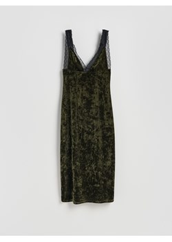 Reserved - Welurowa sukienka midi - zielony ze sklepu Reserved w kategorii Sukienki - zdjęcie 187536407