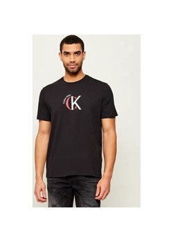 Calvin Klein Jeans T-shirt 2TONE CK GRAPHIC | Regular Fit ze sklepu Gomez Fashion Store w kategorii T-shirty męskie - zdjęcie 187545197