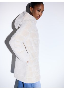 Mohito - Pluszowy kremowy płaszcz - kremowy ze sklepu Mohito w kategorii Płaszcze damskie - zdjęcie 187549196