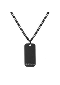 Męska czarna blaszka na łańcuszku z dyskretnym grawerem grupy krwi ze sklepu manoki.pl w kategorii Naszyjniki męskie - zdjęcie 187549325