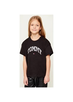 Tommy Hilfiger T-shirt Varsity | Loose fit ze sklepu Gomez Fashion Store w kategorii Bluzki dziewczęce - zdjęcie 187553515