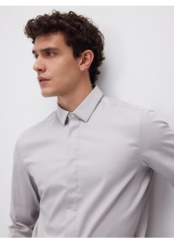 Reserved - Gładka koszula super slim fit - beżowy ze sklepu Reserved w kategorii Koszule męskie - zdjęcie 187557837