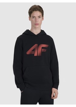 Męska bluza dresowa nierozpinana z kapturem 4F 4FWMM00TSWSM1766 - czarna ze sklepu Sportstylestory.com w kategorii Bluzy męskie - zdjęcie 187558028