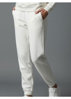 Sinsay - Spodnie dresowe jogger - kremowy ze sklepu Sinsay w kategorii Spodnie damskie - zdjęcie 187559286