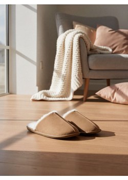 Sinsay - Kapcie ze sztucznym futerkiem - beżowy ze sklepu Sinsay w kategorii Kapcie męskie - zdjęcie 187559287