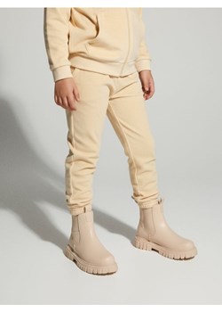 Sinsay - Spodnie jogger z połyskiem - beżowy ze sklepu Sinsay w kategorii Spodnie chłopięce - zdjęcie 187559487