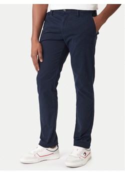 Tommy Jeans Spodnie materiałowe DM0DM22404 Granatowy Regular Fit ze sklepu MODIVO w kategorii Spodnie męskie - zdjęcie 187562587